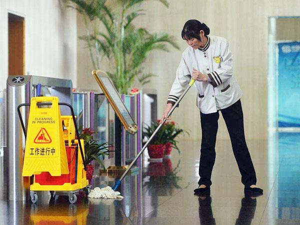 為什么現(xiàn)在很多企業(yè)保潔選擇托管，而不是自招呢？